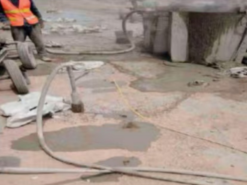 信阳水泥混凝土路面板底注浆技术 路面脱空注浆整治方案